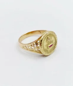 AUGIS - Bague médaille amour or jaune couronne de lauriers ornée de rubis et de diamant (circa 1958)