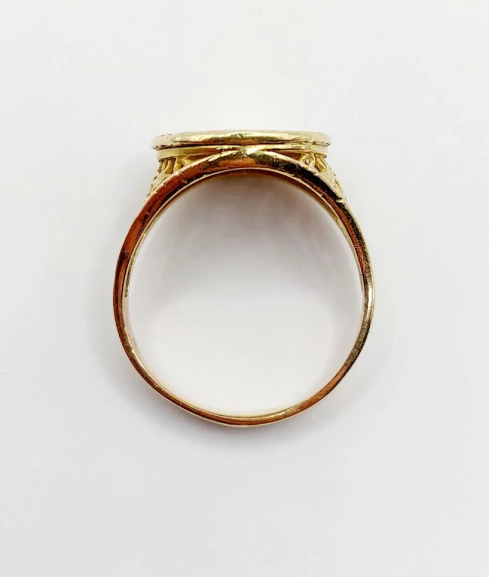 AUGIS - Bague médaille amour or jaune couronne de lauriers ornée de rubis et de diamant (circa 1958)