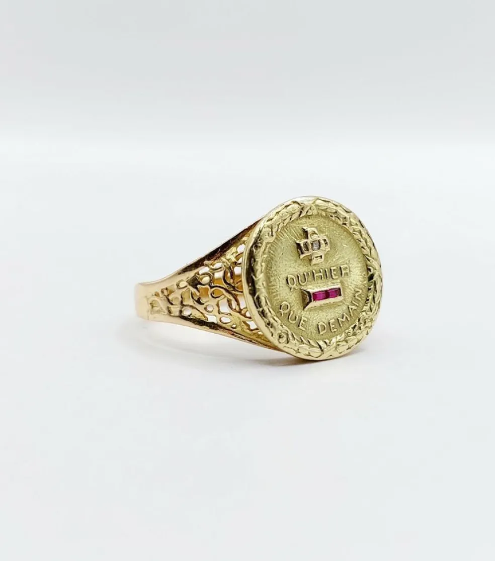 AUGIS - Bague médaille amour or jaune couronne de lauriers ornée de rubis et de diamant (circa 1958)