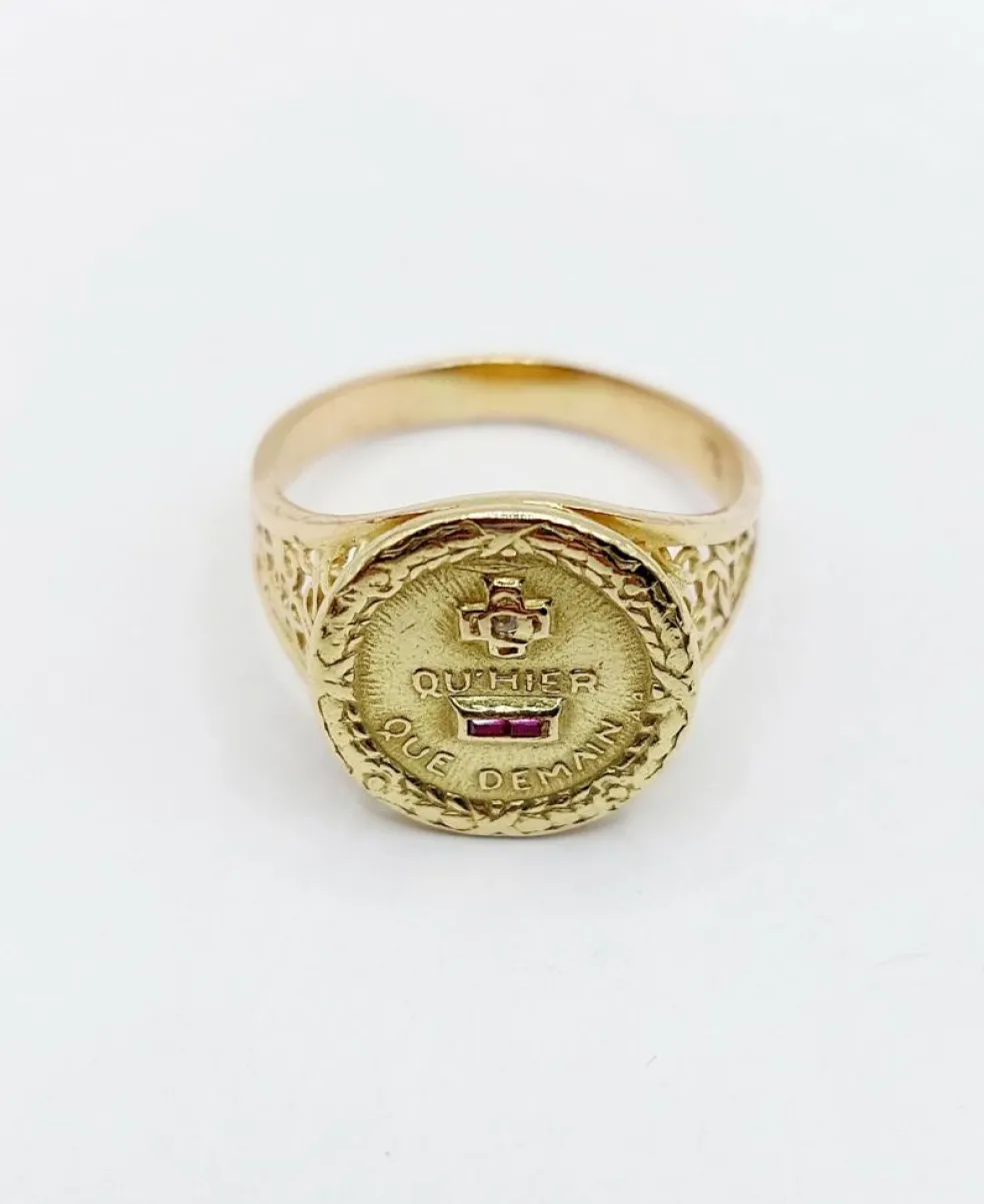 AUGIS - Bague médaille amour or jaune couronne de lauriers ornée de rubis et de diamant (circa 1958)