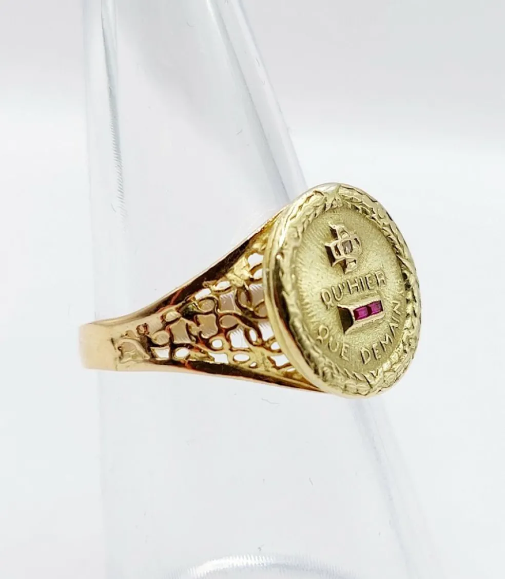 AUGIS - Bague médaille amour or jaune couronne de lauriers ornée de rubis et de diamant (circa 1958)