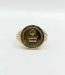 AUGIS - Bague médaille amour or jaune couronne de lauriers ornée de rubis et de diamant (circa 1958)