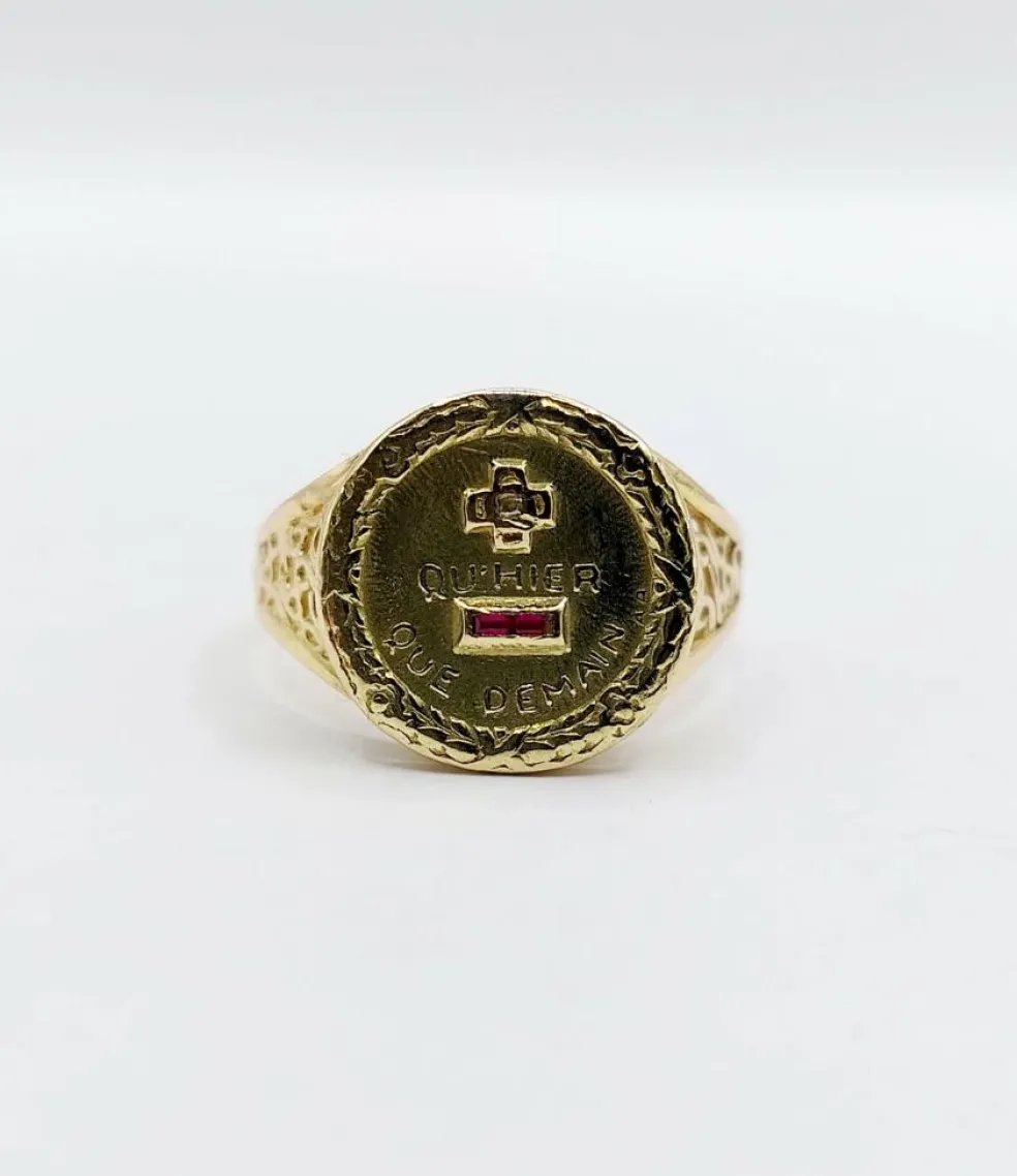 AUGIS - Bague médaille amour or jaune couronne de lauriers ornée de rubis et de diamant (circa 1958)