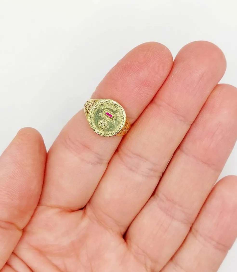 AUGIS - Bague médaille amour or jaune couronne de lauriers ornée de rubis et de diamant (circa 1958)