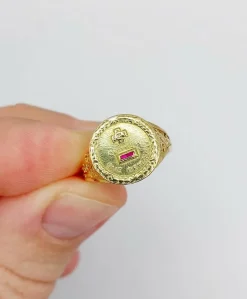 AUGIS - Bague médaille amour or jaune couronne de lauriers ornée de rubis et de diamant (circa 1958)