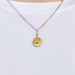AUGIS - Collier en or jaune retenant une médaille sentimentale