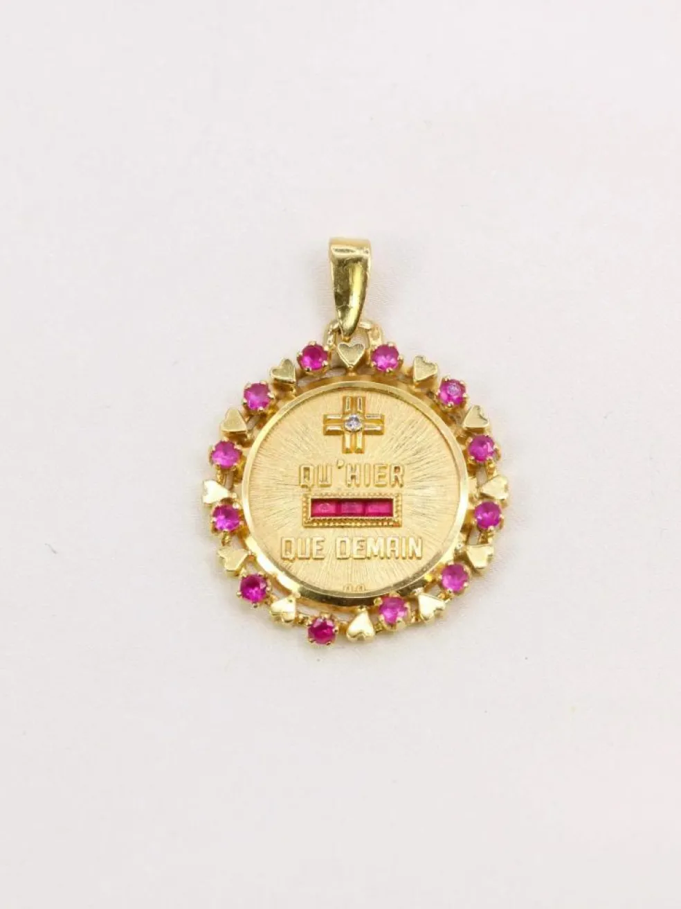 AUGIS - Médaille Amour entourage coeur rubis Plus qu’hier moins que demain or jaune diamant rubis