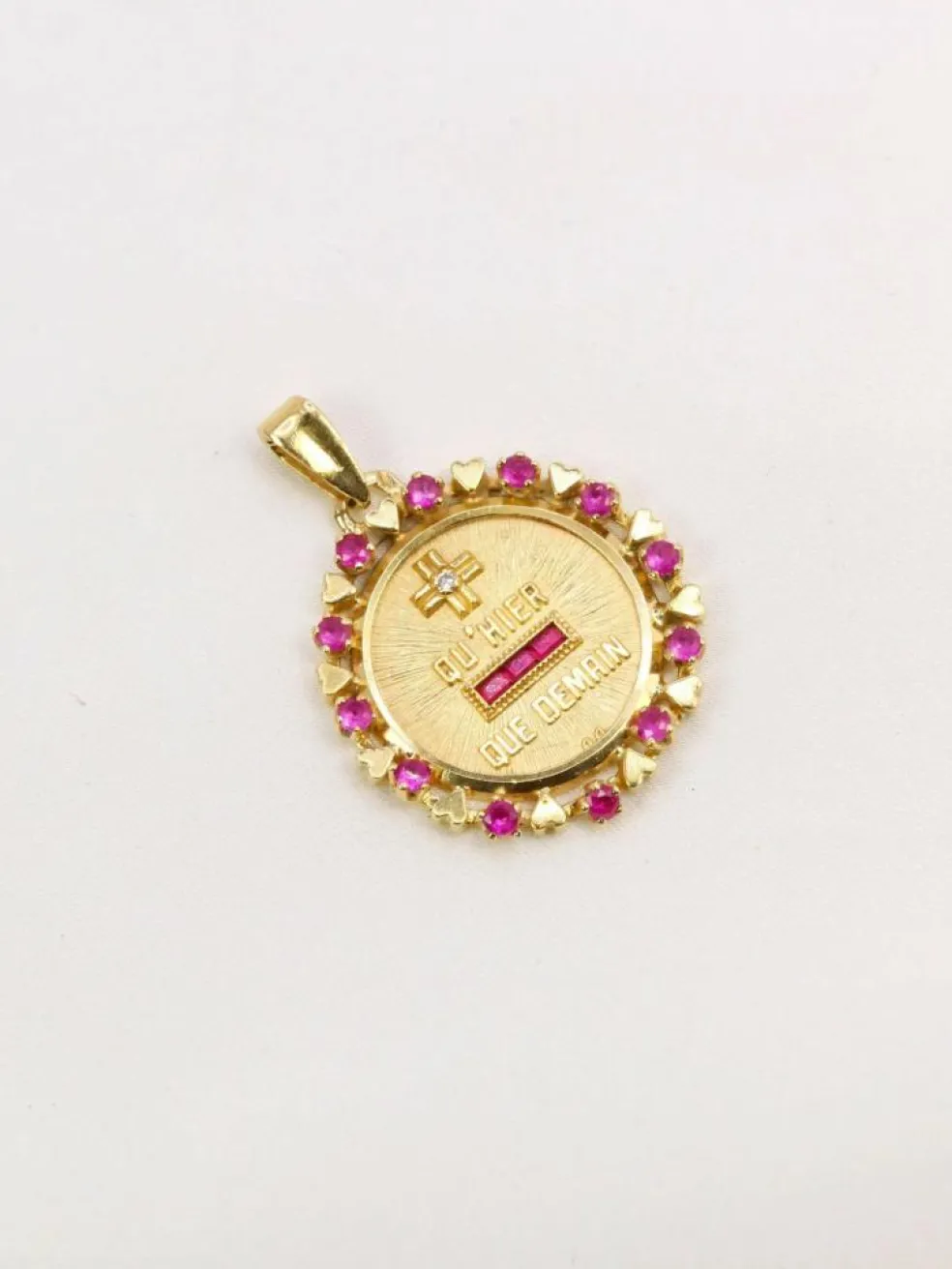 AUGIS - Médaille Amour entourage coeur rubis Plus qu’hier moins que demain or jaune diamant rubis