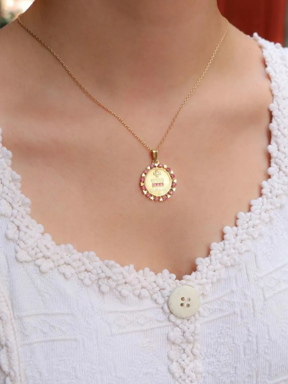 AUGIS - Médaille Amour entourage coeur rubis Plus qu’hier moins que demain or jaune diamant rubis