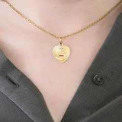 AUGIS - Médaille d'amour - or jaune et rubis de synthèse