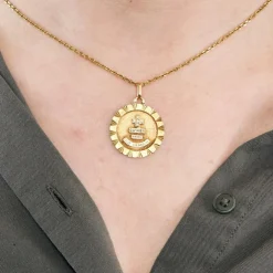 AUGIS - Médaille d'Amour - or jaune, diamants et rubis de synthèses