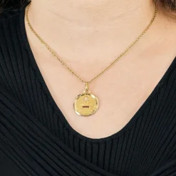 AUGIS - Médaille d'amour - Pendentif or jaune, diamant et rubis de synthèse