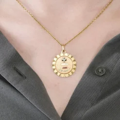 AUGIS - Médaille d'Amour en or jaune, diamant et rubis de synthèse