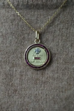 AUGIS - Médaille or jaune rubis diamants
