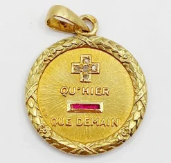 AUGIS - Pendentif médaille d'amour or jaune, diamant, rubis : + qu'hier - que demain couronne de laurier (circa 1950)