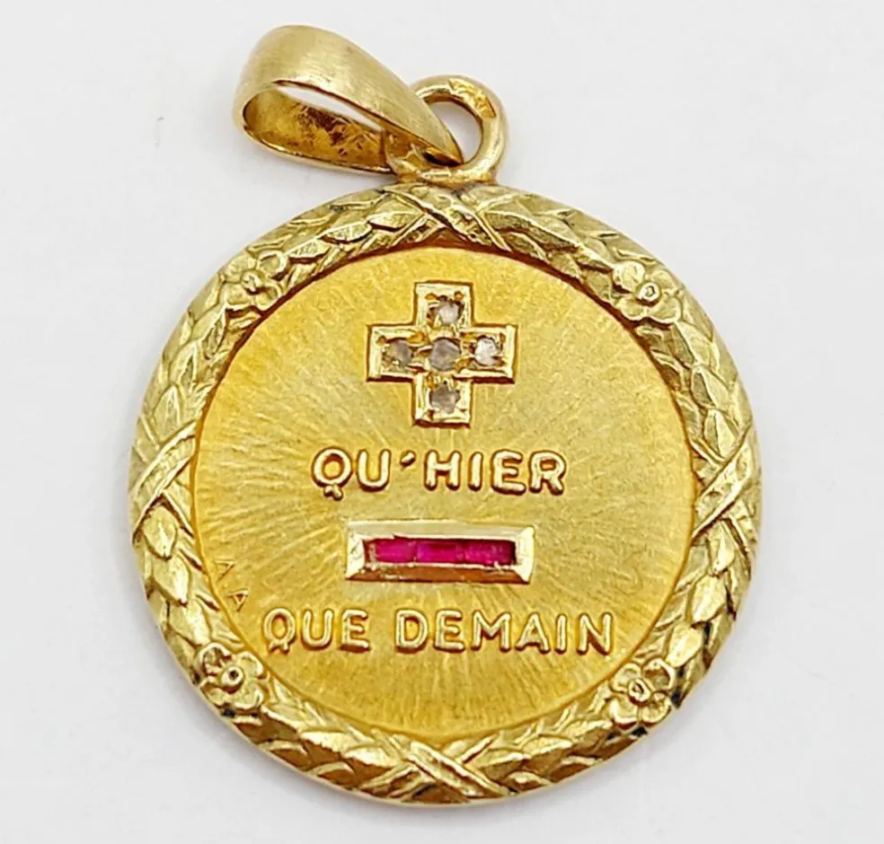 AUGIS - Pendentif médaille d'amour or jaune, diamant, rubis : + qu'hier - que demain couronne de laurier (circa 1950)