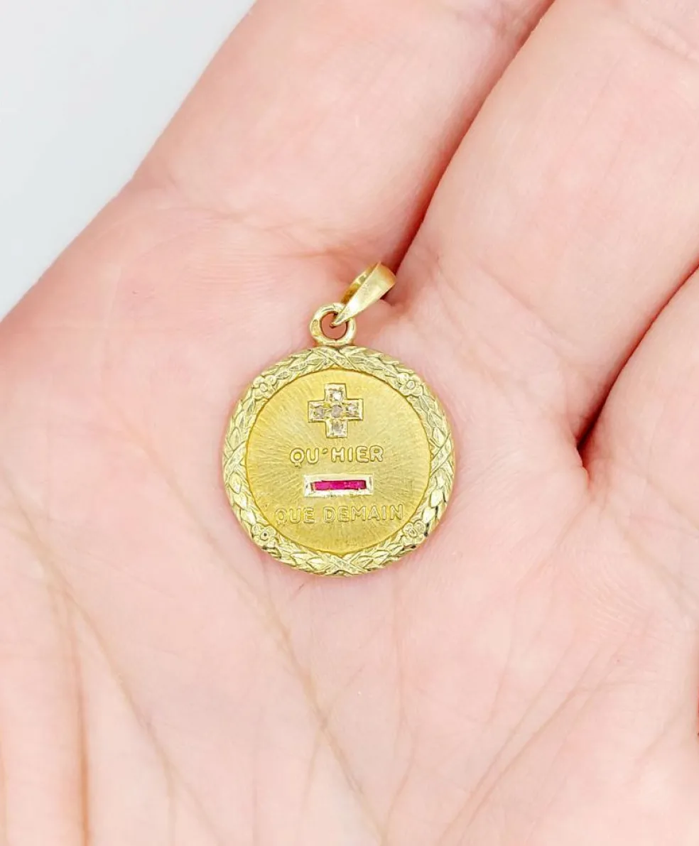 AUGIS - Pendentif médaille d'amour or jaune, diamant, rubis : + qu'hier - que demain couronne de laurier (circa 1950)