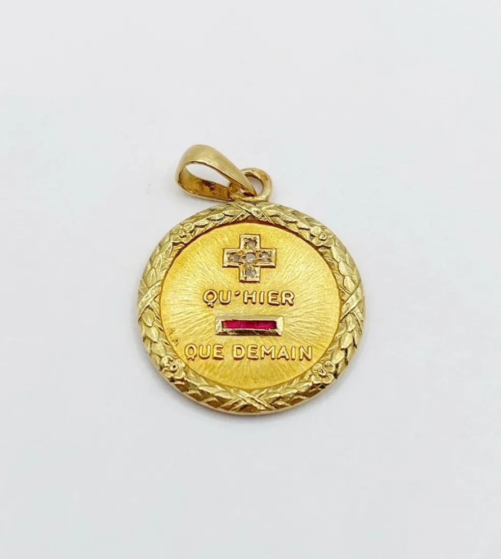 AUGIS - Pendentif médaille d'amour or jaune, diamant, rubis : + qu'hier - que demain couronne de laurier (circa 1950)