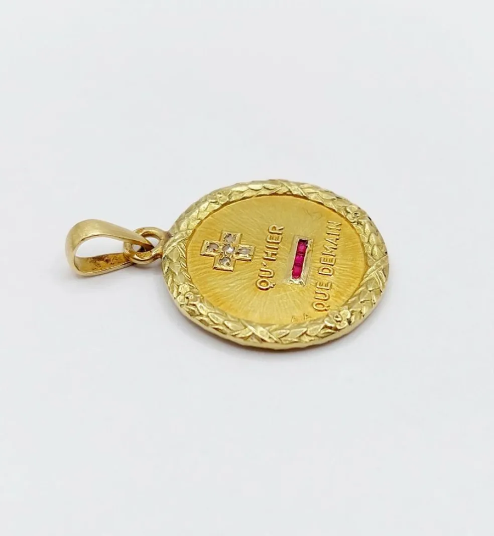 AUGIS - Pendentif médaille d'amour or jaune, diamant, rubis : + qu'hier - que demain couronne de laurier (circa 1950)