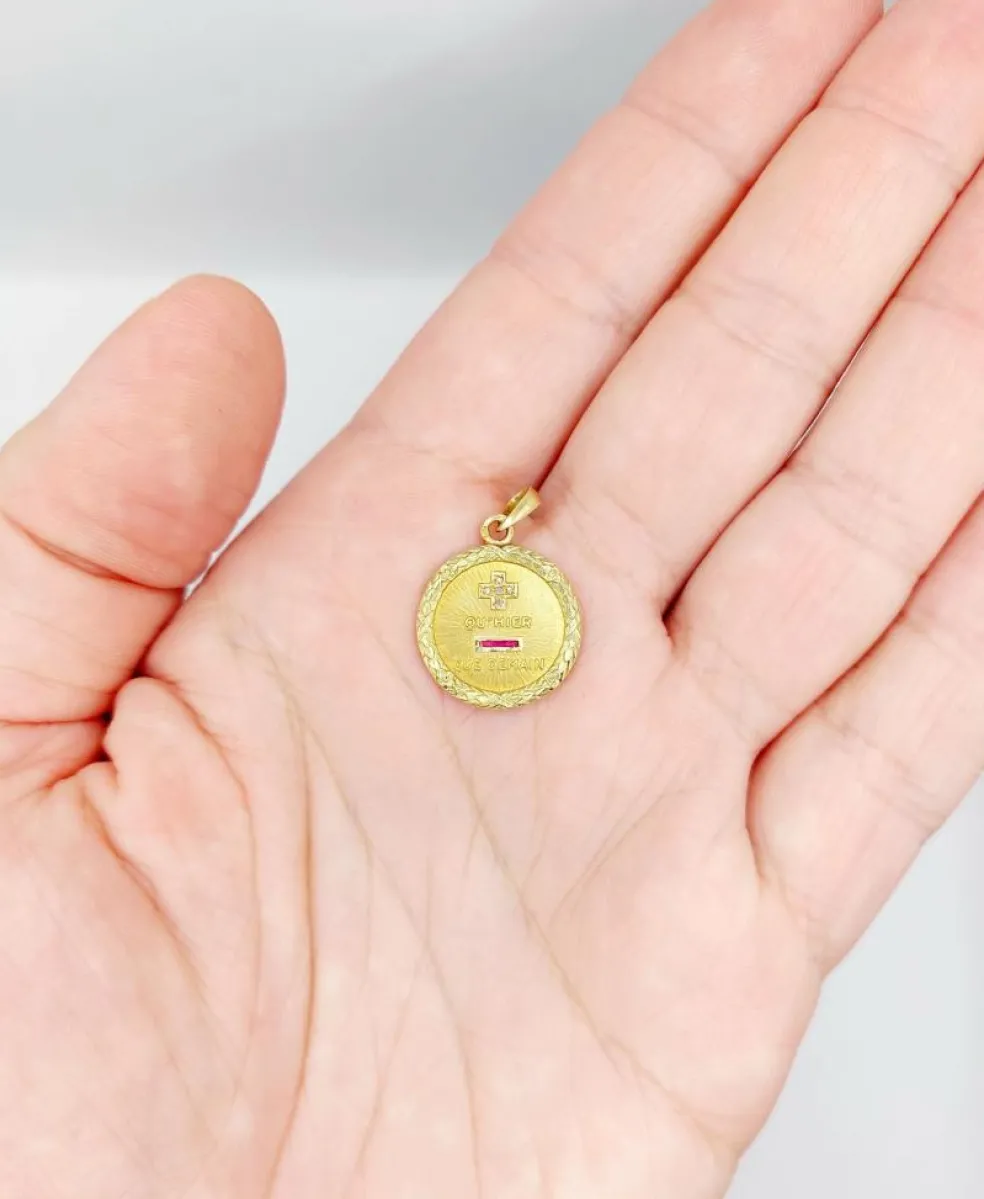 AUGIS - Pendentif médaille d'amour or jaune, diamant, rubis : + qu'hier - que demain couronne de laurier (circa 1950)