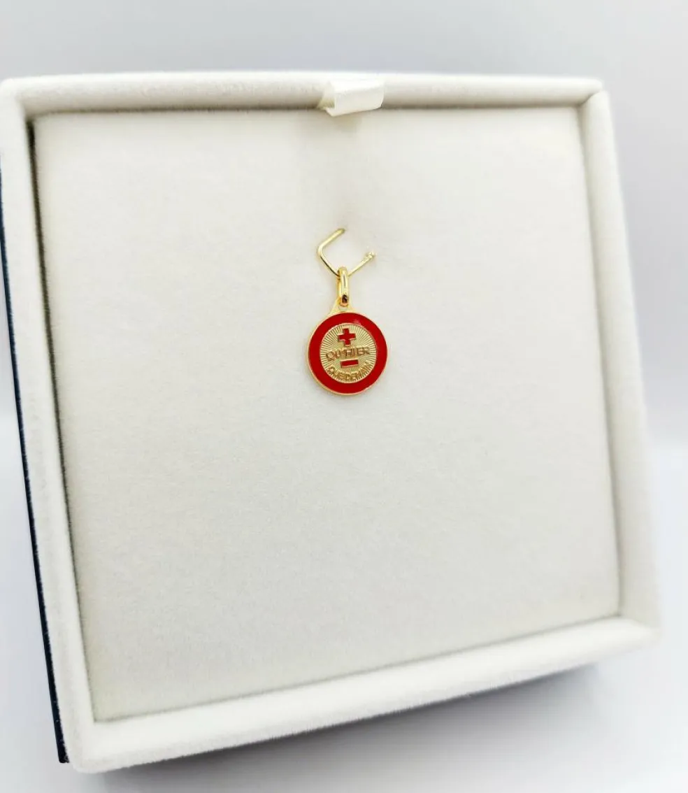 AUGIS - Pendentif médaille d'amour or jaune "+ qu'hier - que demain"- La Charmante Carmin