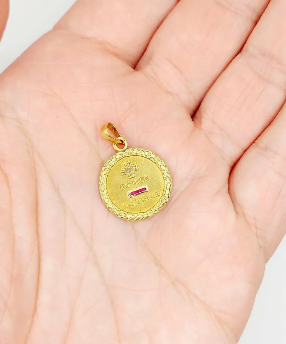 AUGIS - Pendentif médaille d'amour or jaune, diamant, rubis : + qu'hier - que demain couronne de laurier (circa 1950)