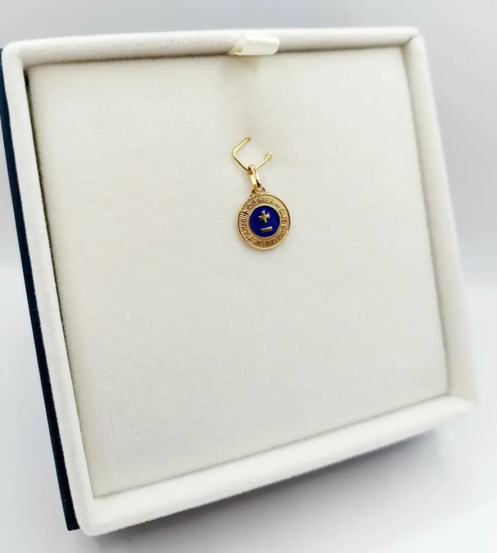 AUGIS - Pendentif médaille d'amour or jaune "+ qu'hier - que demain" - L'Élégante Bleue