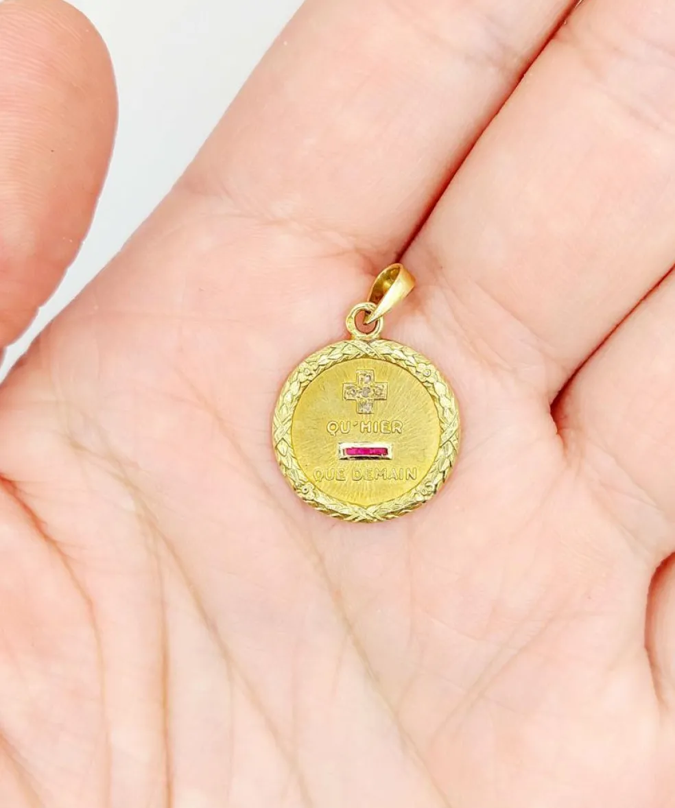 AUGIS - Pendentif médaille d'amour or jaune, diamant, rubis : + qu'hier - que demain couronne de laurier (circa 1950)