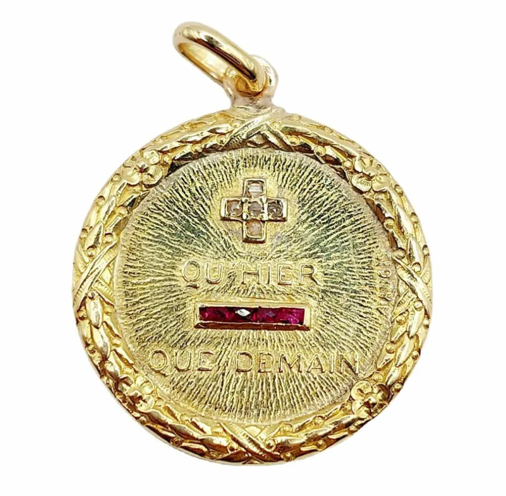 AUGIS - RARE Pendentif médaille d'amour or jaune, diamant et rubis + qu'hier - que demain (circa 1930)