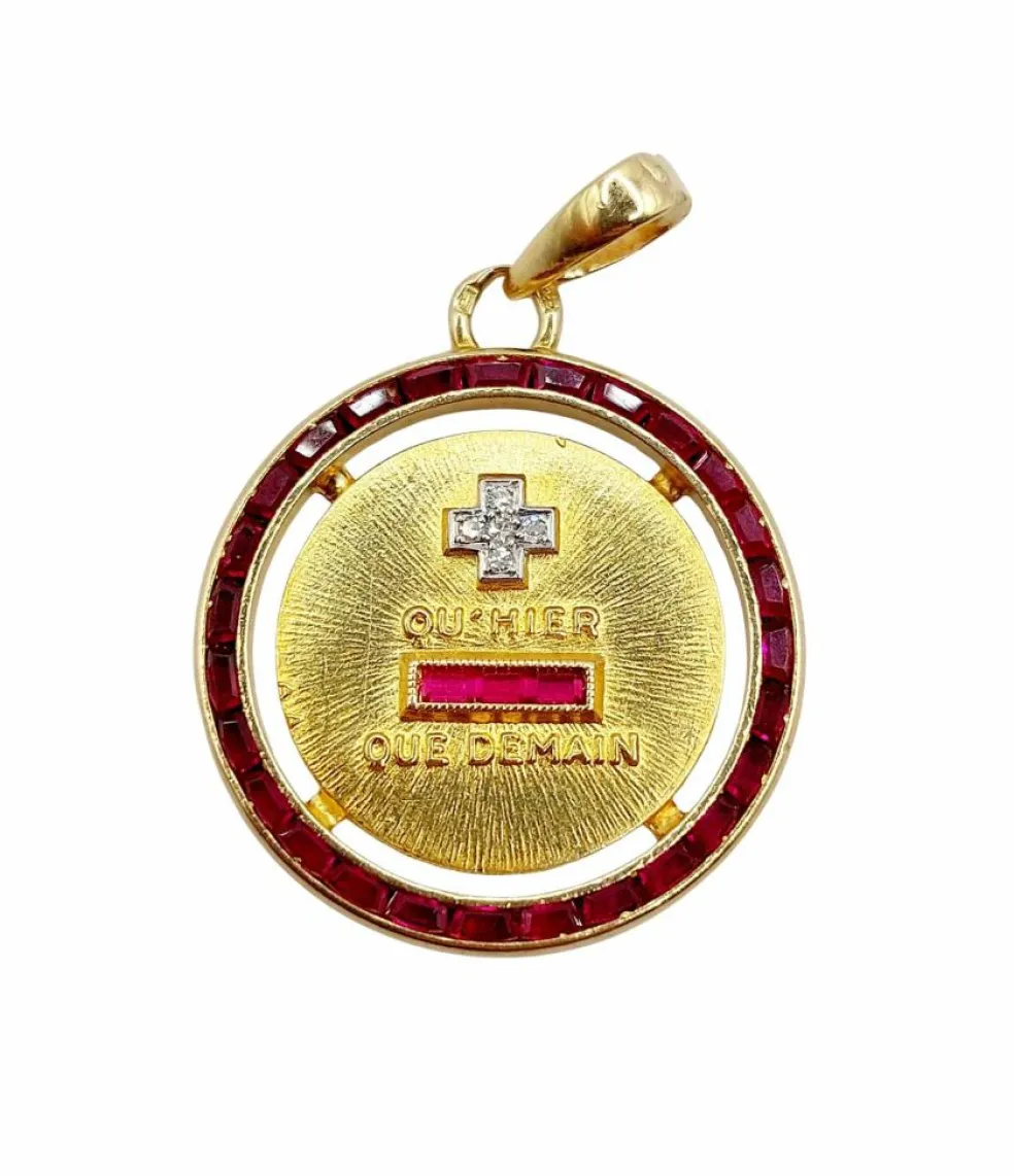 AUGIS - RARE Pendentif médaille d'amour Or Jaune Diamants et rubis calibrés