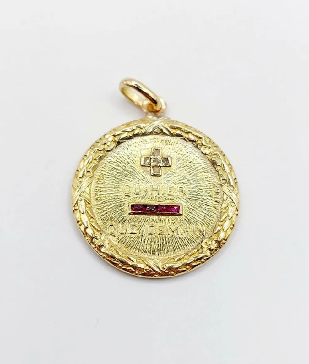 AUGIS - RARE Pendentif médaille d'amour or jaune, diamant et rubis + qu'hier - que demain (circa 1930)