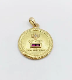 AUGIS - RARE Pendentif médaille d'amour or jaune, diamant et rubis, couronne de laurier (circa 1960)