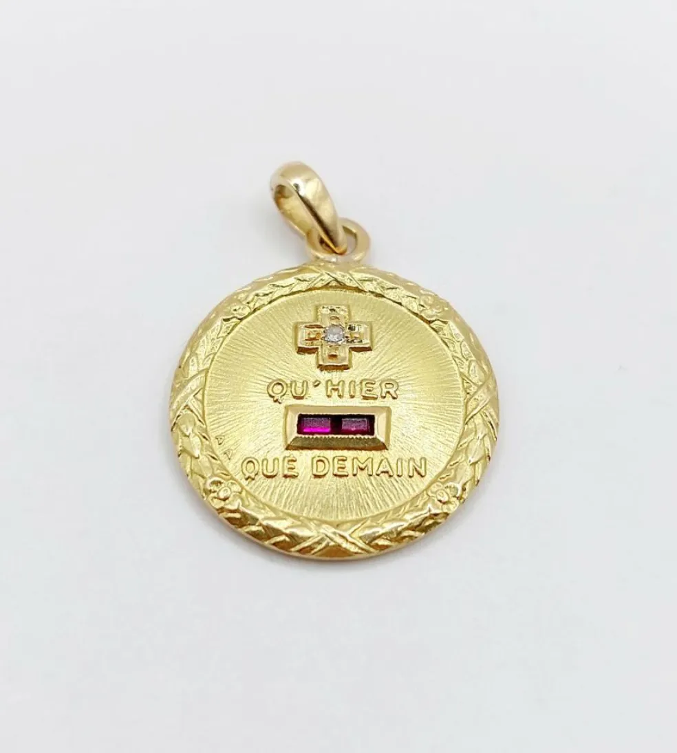 AUGIS - RARE Pendentif médaille d'amour or jaune, diamant et rubis, couronne de laurier (circa 1960)