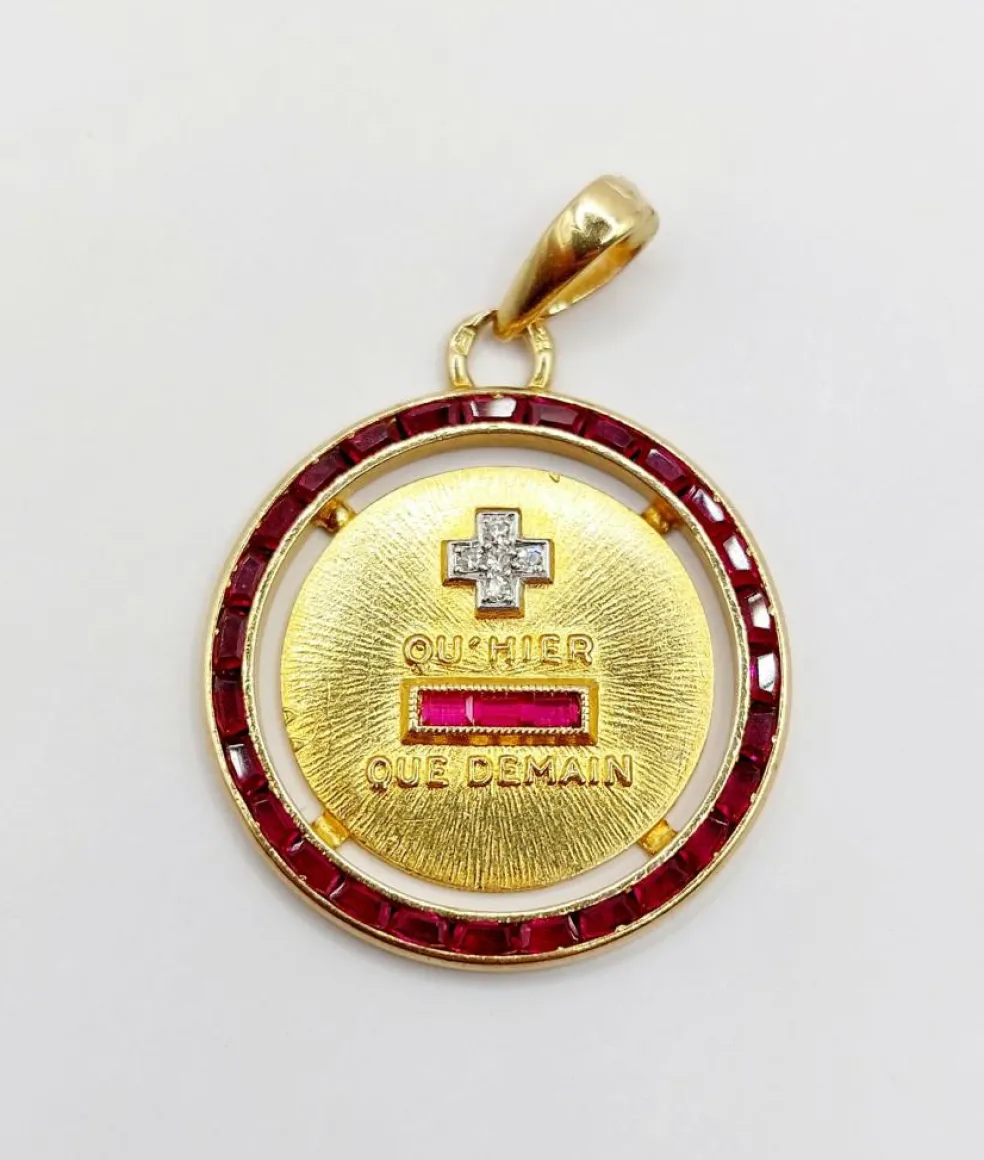 AUGIS - RARE Pendentif médaille d'amour Or Jaune Diamants et rubis calibrés
