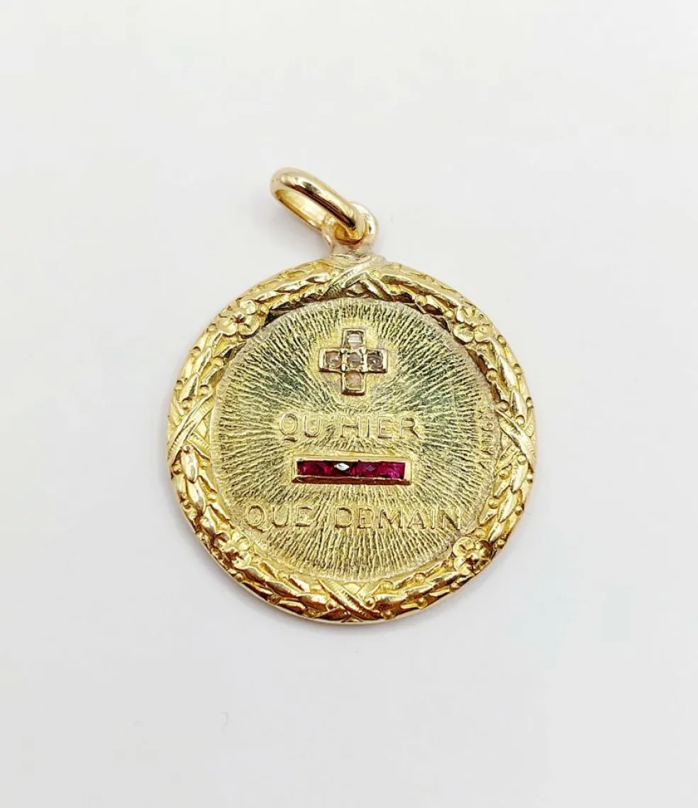 AUGIS - RARE Pendentif médaille d'amour or jaune, diamant et rubis + qu'hier - que demain (circa 1930)