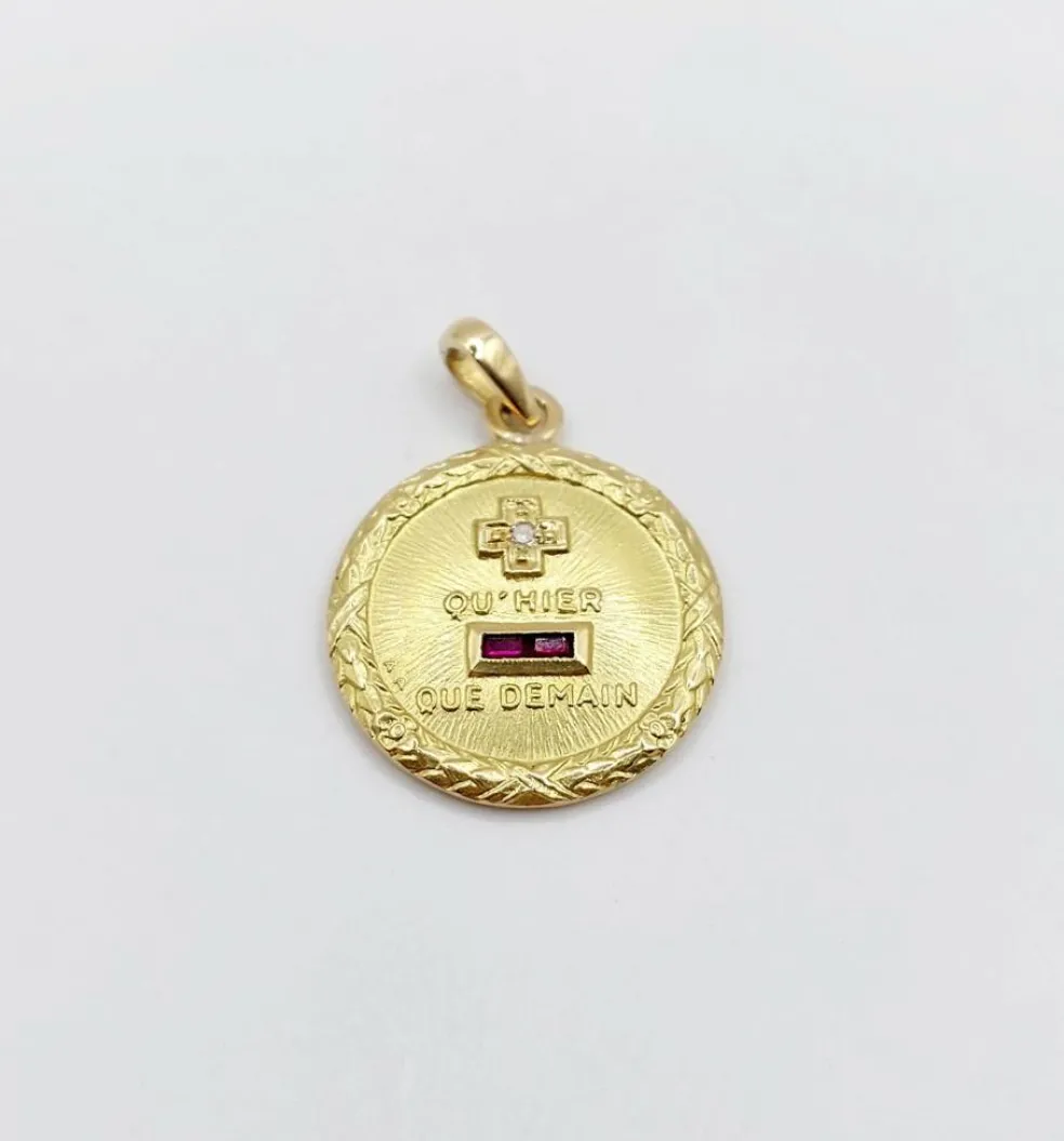 AUGIS - RARE Pendentif médaille d'amour or jaune, diamant et rubis, couronne de laurier (circa 1960)