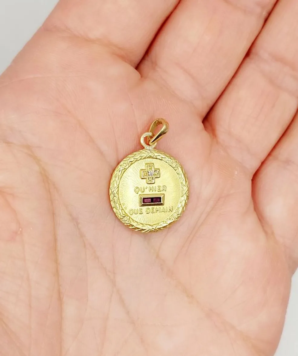 AUGIS - RARE Pendentif médaille d'amour or jaune, diamant et rubis, couronne de laurier (circa 1960)