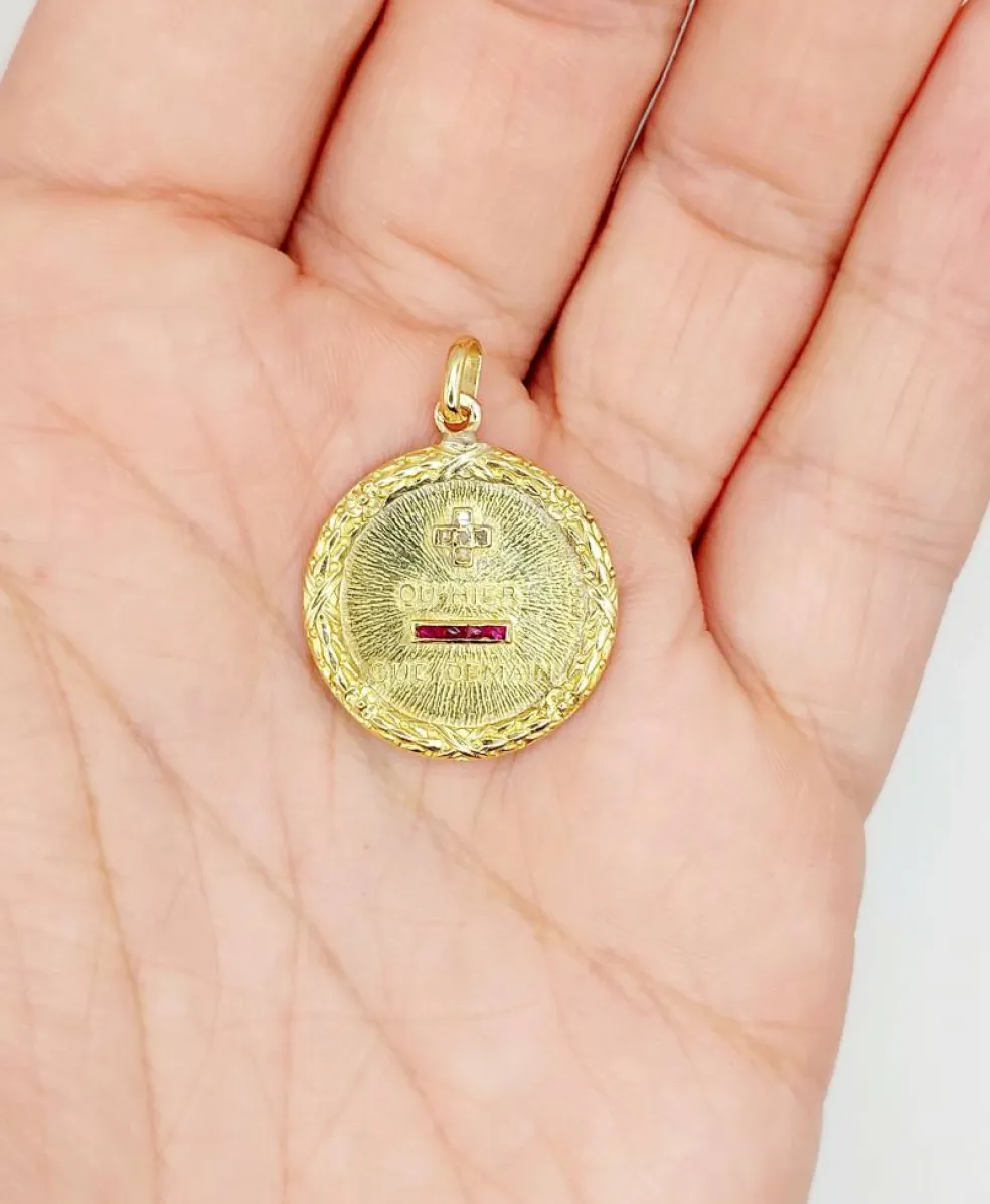 AUGIS - RARE Pendentif médaille d'amour or jaune, diamant et rubis + qu'hier - que demain (circa 1930)