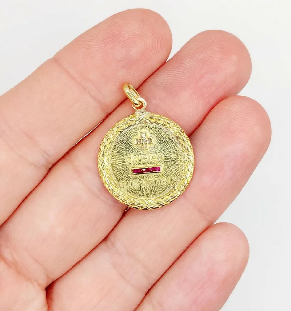 AUGIS - RARE Pendentif médaille d'amour or jaune, diamant et rubis + qu'hier - que demain (circa 1930)