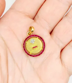 AUGIS - ULTRA RARE Pendentif médaille d'amour 20mm or, diamant et rubis calibrés : + qu'hier - que demain (circa 1960)