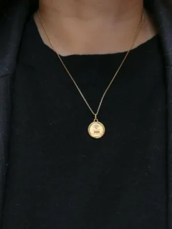AUGIS- Médaille amour ronde Plus qu’hier moins que demain or jaune diamants rubis
