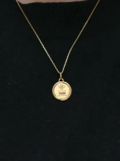 AUGIS- Médaille amour ronde Plus qu’hier moins que demain or jaune diamants rubis