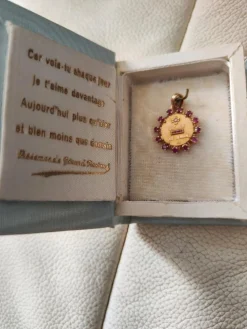 Augis Pendentif Pendentif médaille d'amour Augis en or jaune