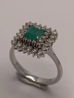 Bague Carrée émeraude diamants