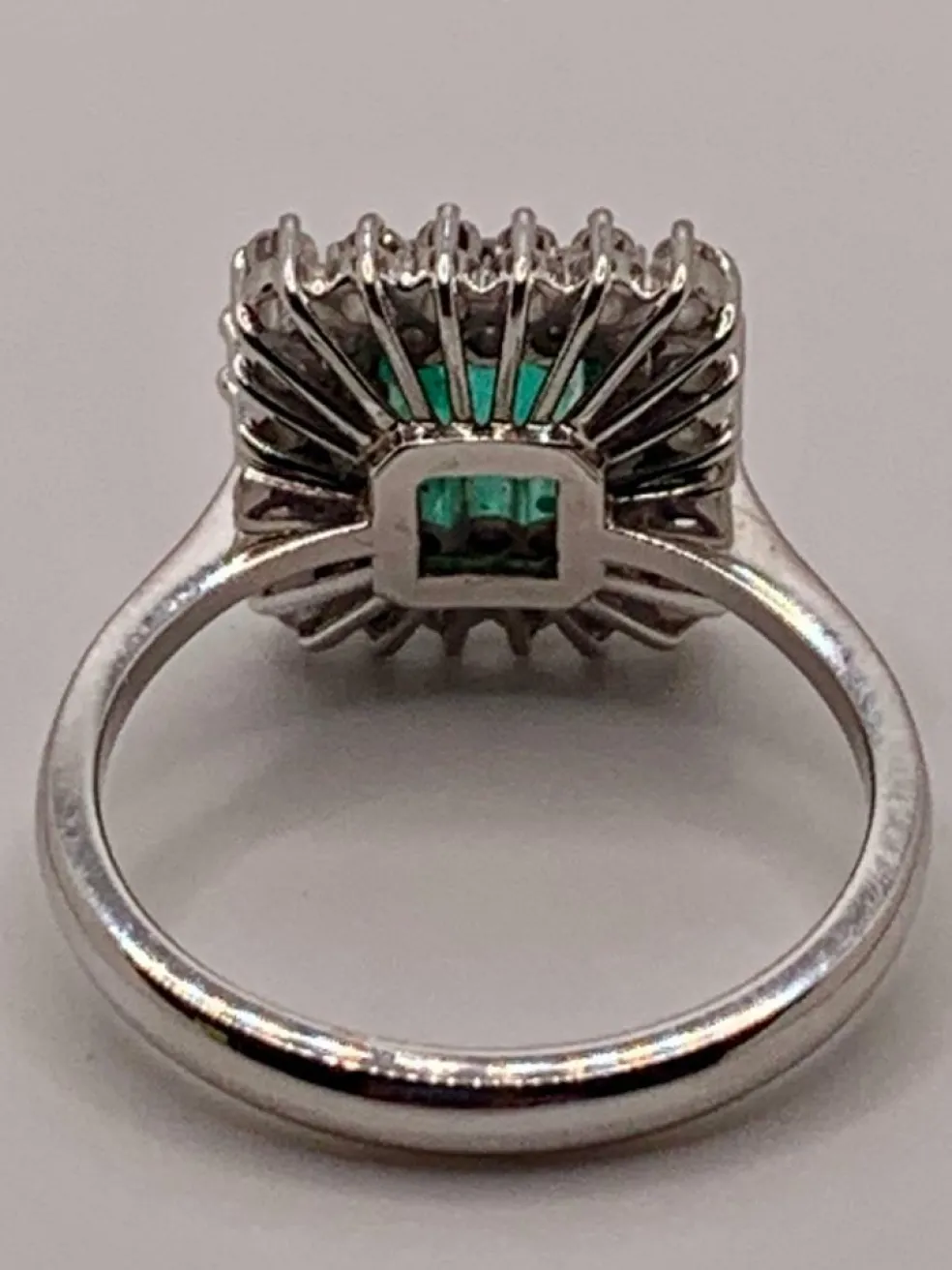 Bague Carrée émeraude diamants