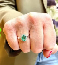 Bague Emeraude ovale et diamants
