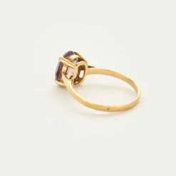 Bague en or jaune et améthyste