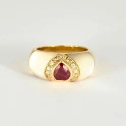 Bague en or jaune, nacre et rubis
