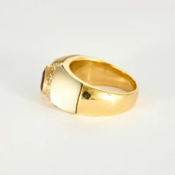 Bague en or jaune, nacre et rubis