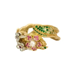 Bague à motif “Sakura” en or jaune, diamants, rubis, tsavorites, émeraudes et saphirs verts.